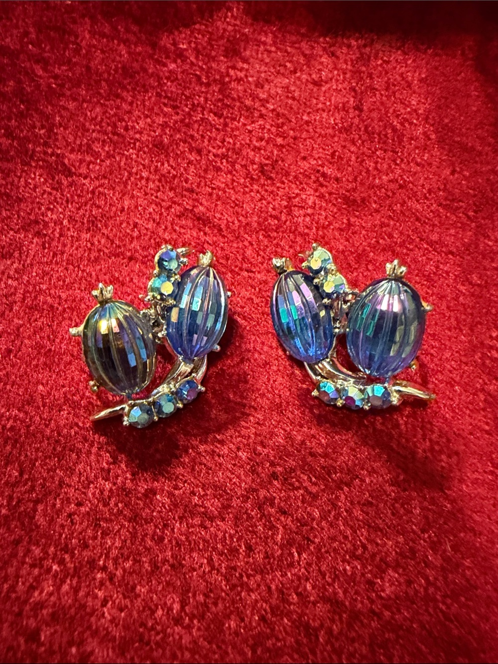 Coro unsigned Iridescent Blue ribbed Crystal Clip-On Earrings v good condition